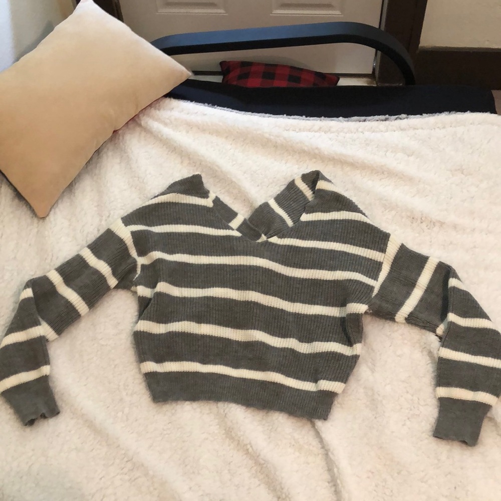 Cute sweater with twisted back